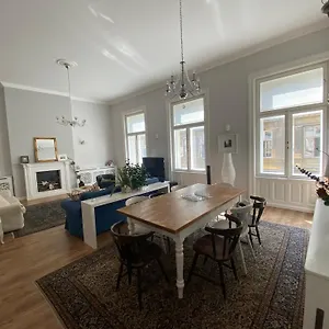 Urban Haven - 3 Beds, 3 Baths, Free Parking, Near Market Budapest